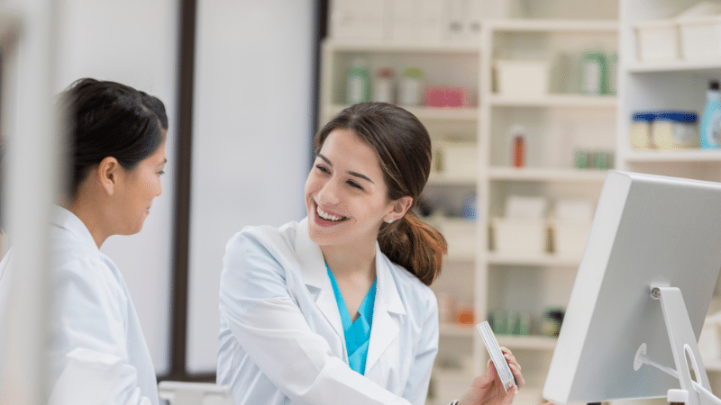 Image d'un pharmacien formant un apprenti préparateur en pharmacie