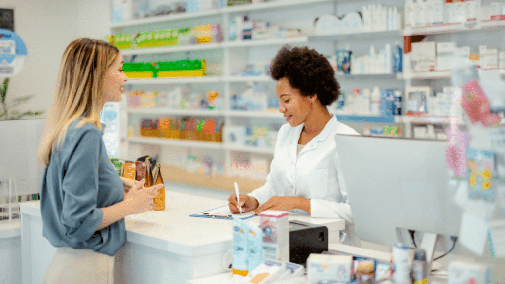 Une préparatrice en pharmacie avec une patiente