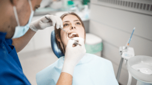 Photographie d'un endodontiste réalisant des soins sur un patient