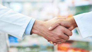 Photographie d'une poignée de main entre pharmaciens concluant un recrutement