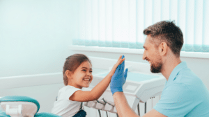 Photographie d'un dentiste avec une patiente enfant