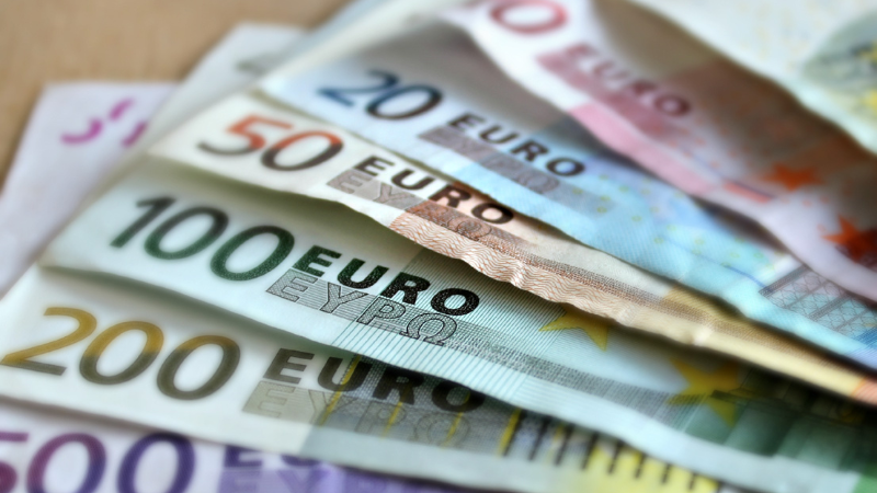 Billets en euros pour illustrer la grille de salaire en pharmacie