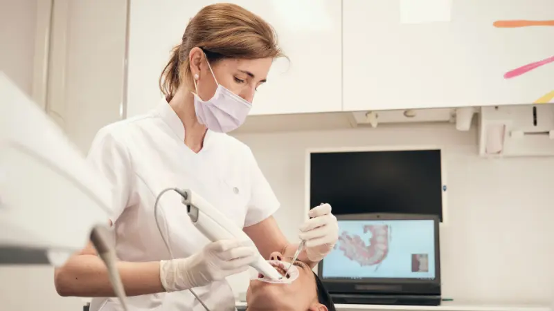 orthodontiste au sein d'un cabinet dentaire