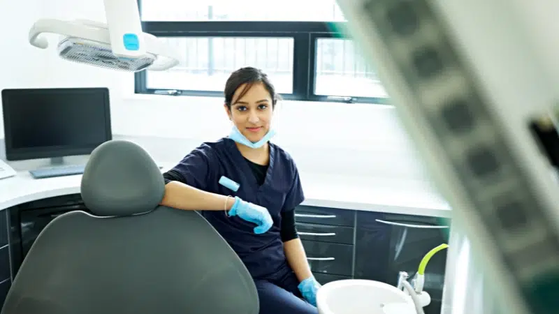 assistant dentaire en reconversion professionnelle