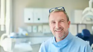 Chirurgien-dentiste en blouse