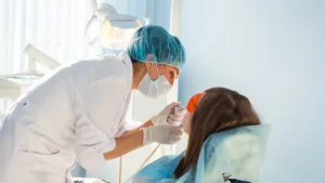 dentiste soignant un patient dans son cabinet dentaire