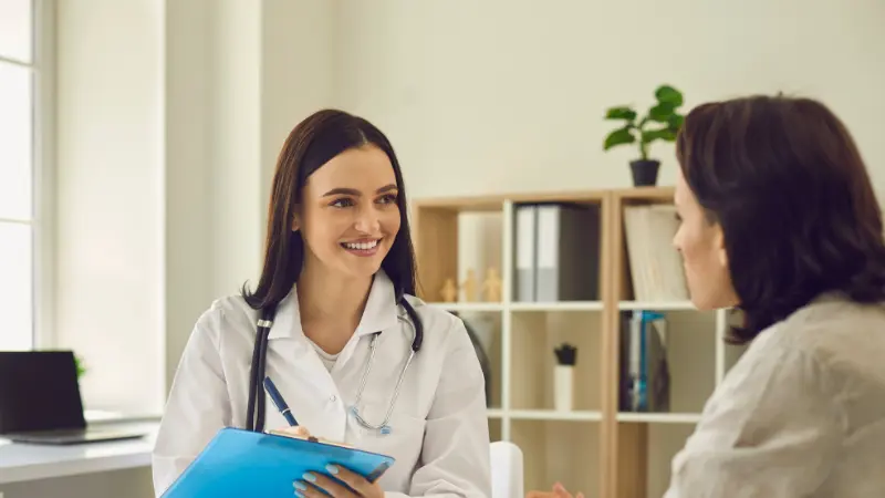 médecin généraliste avec un patient au sein de son cabinet